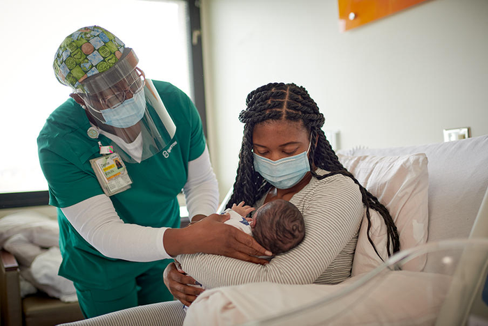 3.2_9.22-099_ldnurse-mom-baby